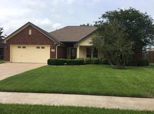 104 Revere Ct, Clute, TX 77531