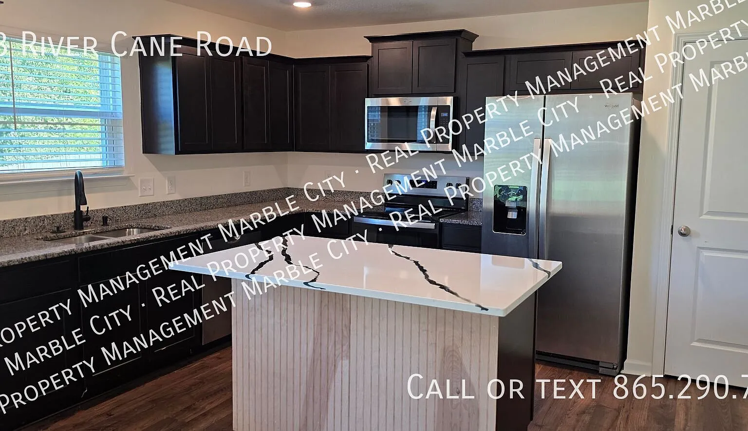 Spacious 3-Bedroom Home with 2-Car Garage in Mascot — Photo 3
