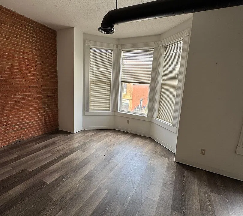 246 W 3rd St