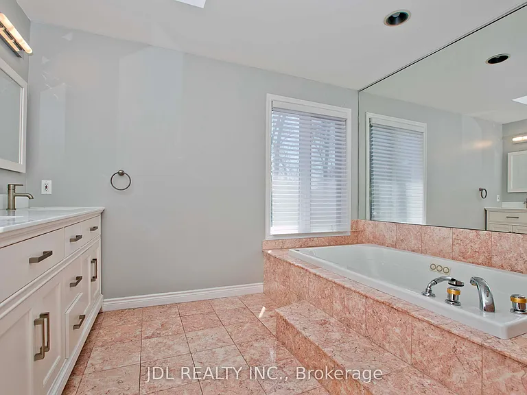 53 Aldershot Cres — Photo 25