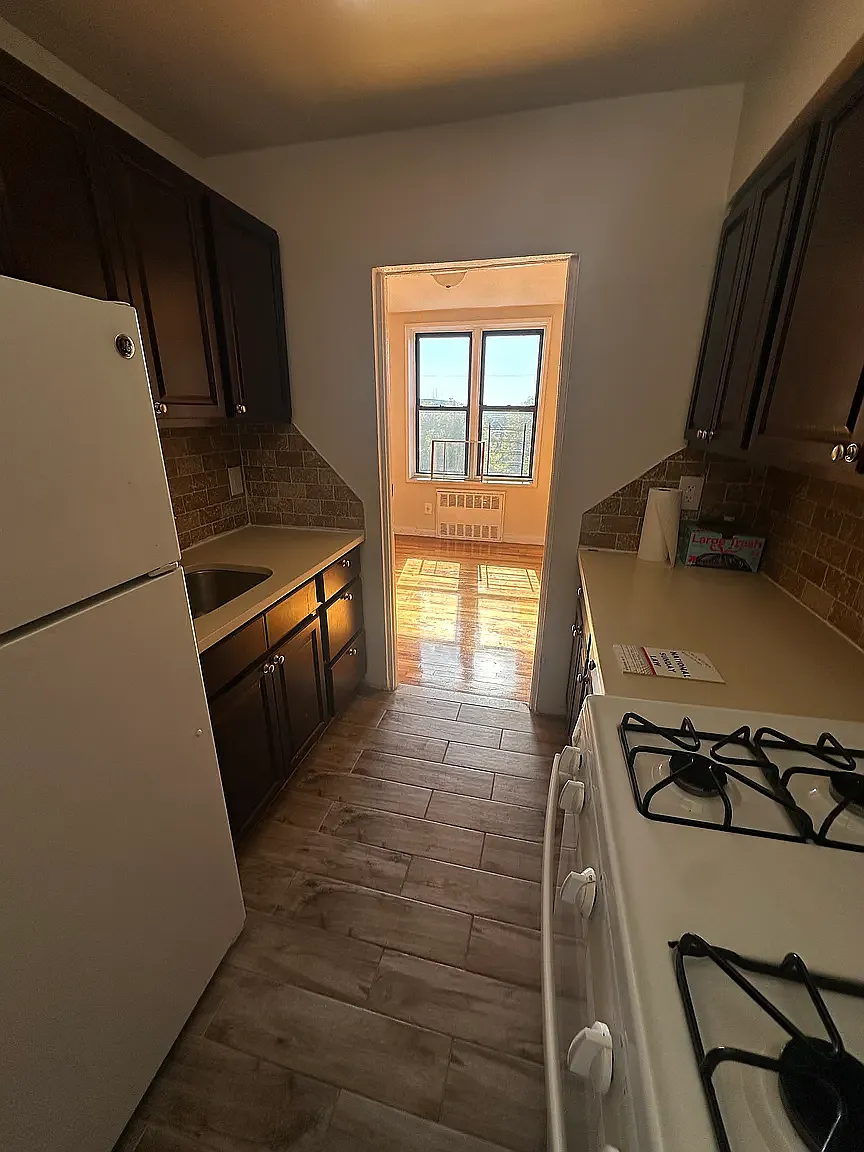 3413 Avenue H — Photo 2
