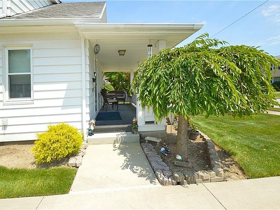 3rd image of 1552 Woodrow Ave