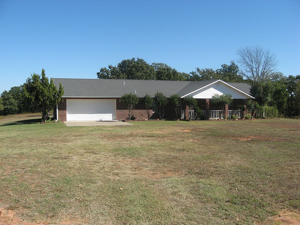 Front view with oversize garage