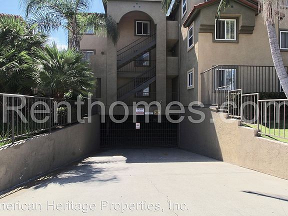 3rd image of 4222 Menlo Ave Unit 12