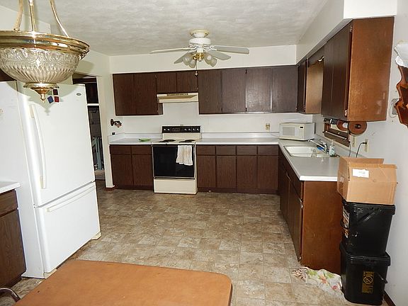 5th image of 109 E 6th St
