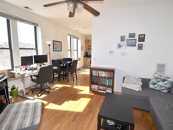 3rd image of 1003 N Ashland Ave APT 4R