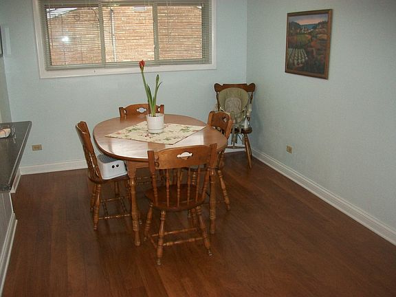 3rd image of 128 Oxford Ln