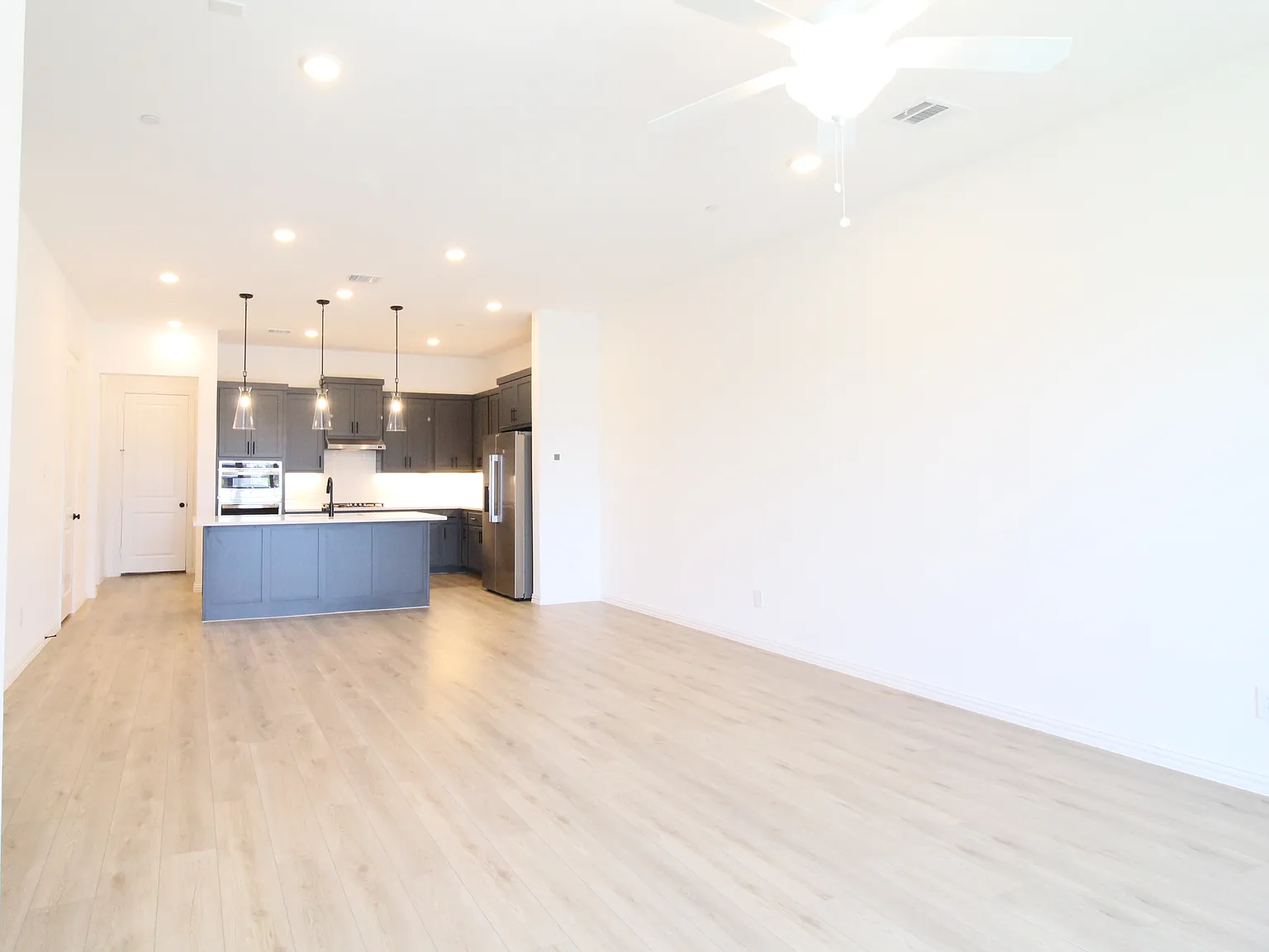 3 bed, 3.5 bath, 2559 sqft, $3,600 — Photo 4