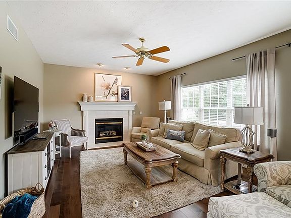 4th image of 9396 Parkside Dr