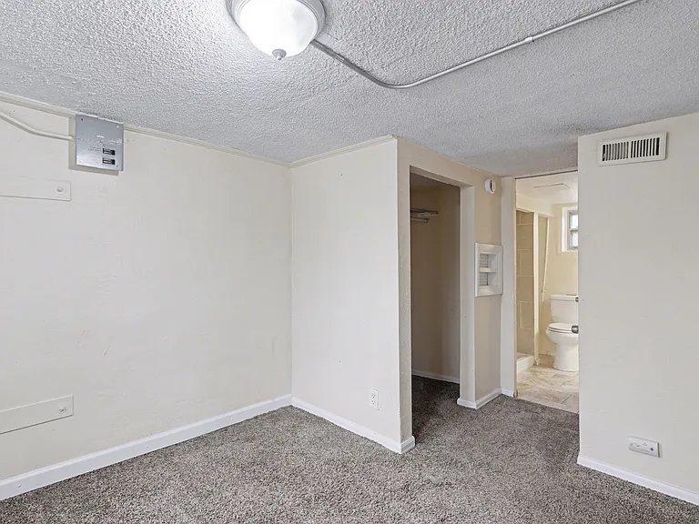 610 E Monument St — Photo 18