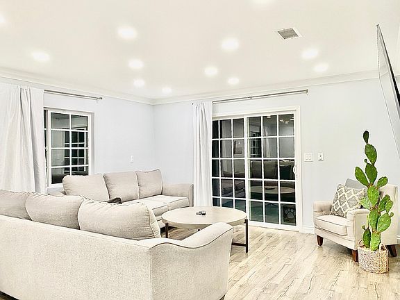 5th image of 10236 Woodward Ave