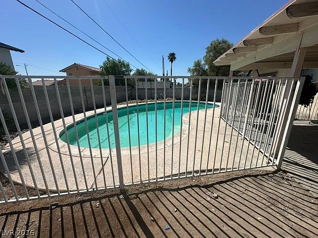 3 bed, 2.0 bath, 1368 sqft, $1,800 — Photo 3