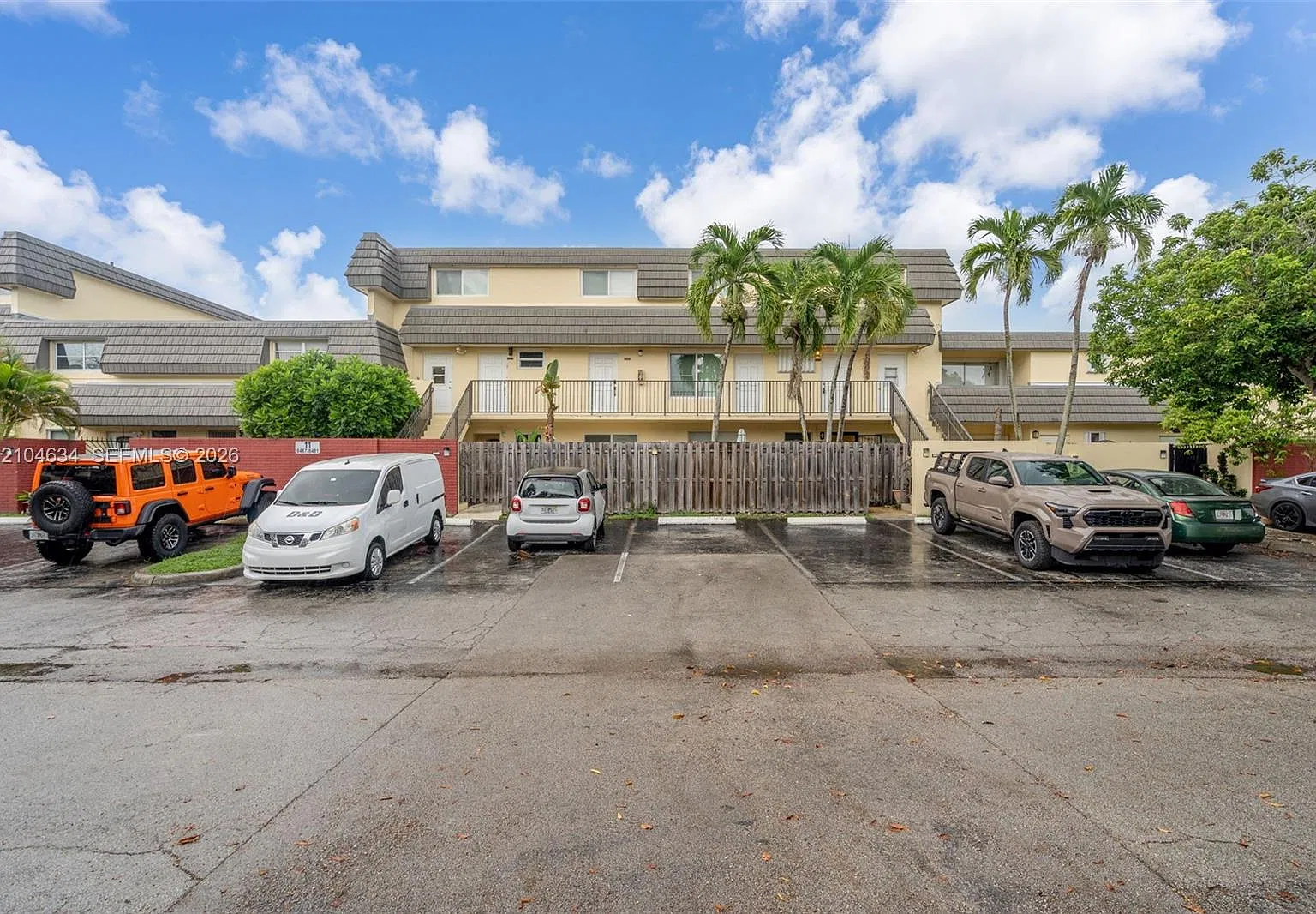 Kendale Lk Townhouse Cond — Photo 2
