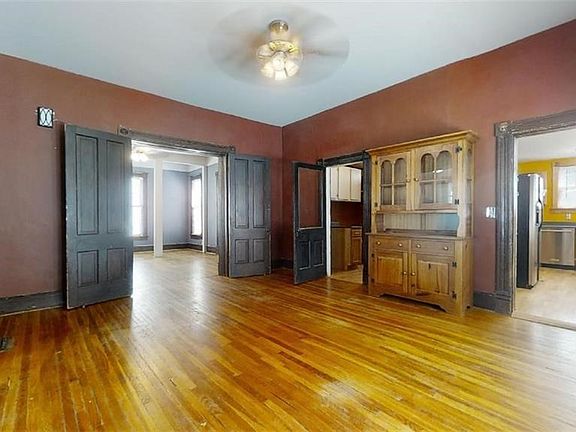 3rd image of 607 W Maple Ave