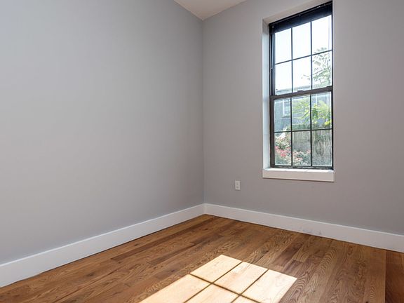 5th image of 154 Woodward Ave APT 1L