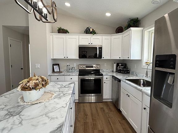 2nd image of 1940 La Casa Ln SE