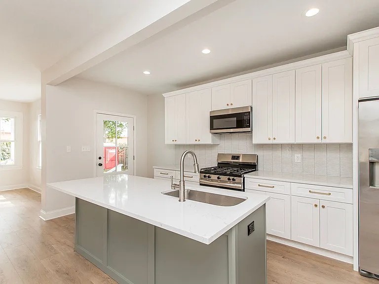 445 W Oak St — Photo 3