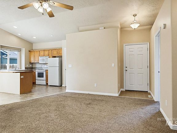 3rd image of 814 Sioux Ave