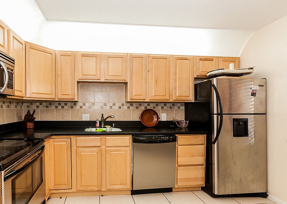 1st image of 417 Lakeview Dr APT 202