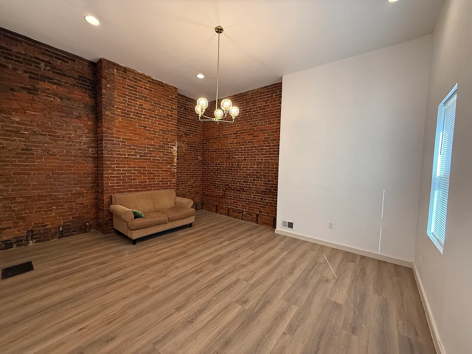 2 bed, 1.5 bath, 2000 sqft, $1,800 — Photo 2