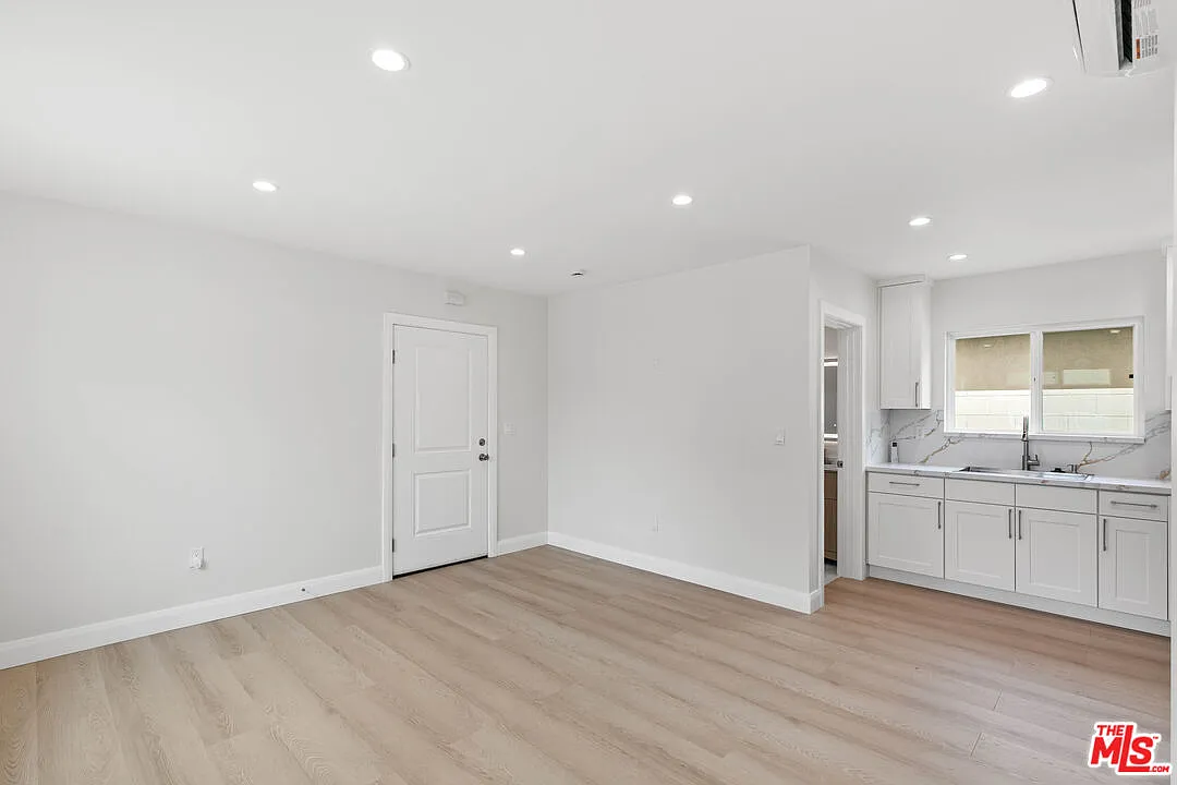 Studio, 1.0 bath, 340 sqft, $1,800 — Photo 4
