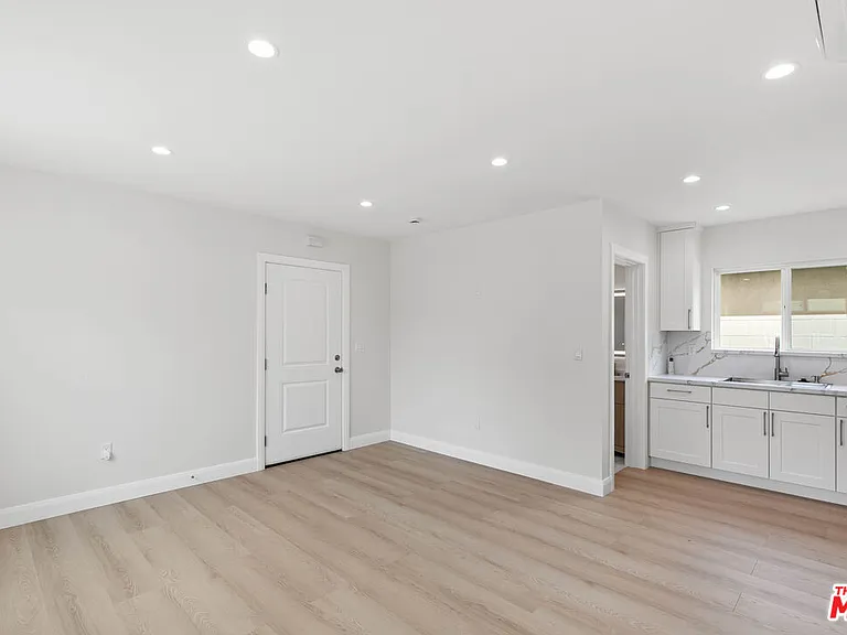 6930 Babcock Ave — Photo 4