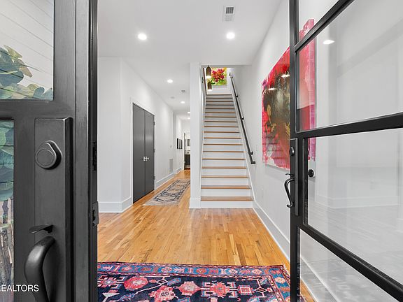 3rd image of 525 W Vine Ave
