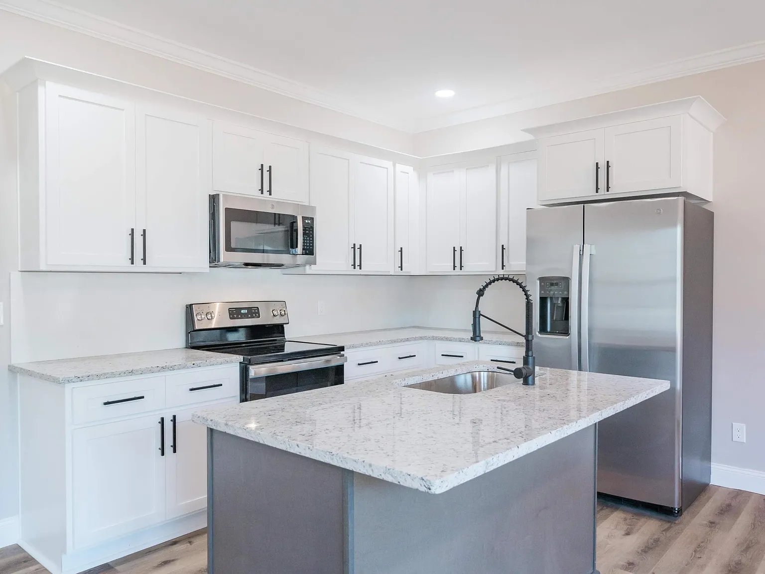 3 bed, 2.5 bath, 1550 sqft, $1,899 — Photo 3