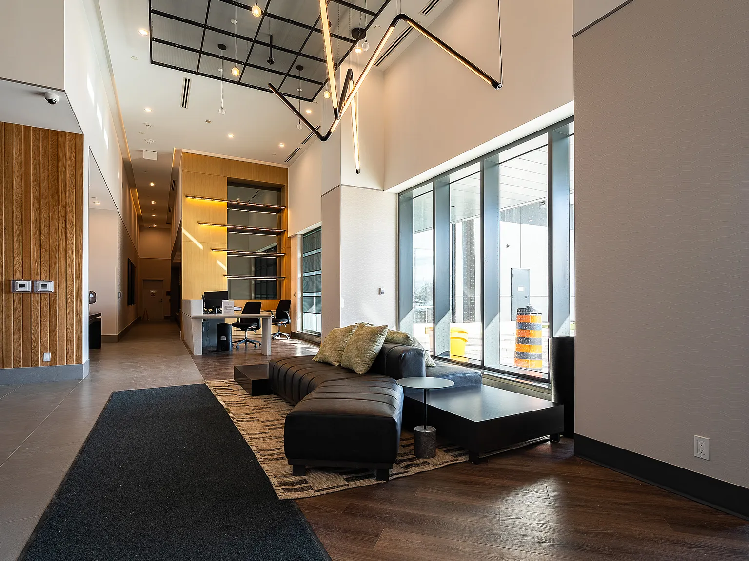 1007 The Queensway Toronto — Photo 3