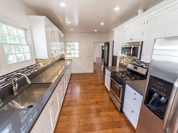 5th image of 205 N Beachwood Dr