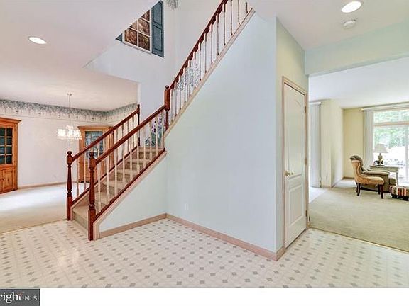 5th image of 121 Dawn Dr