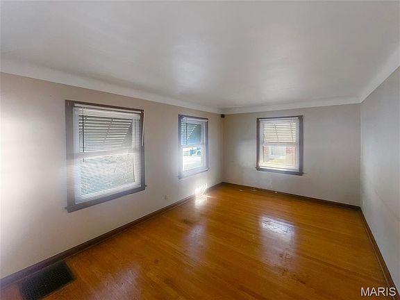 3rd image of 237 S Barat Ave