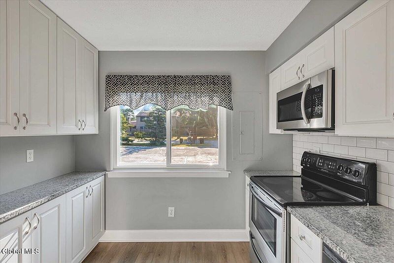 3rd image of 45 Point Of Woods Drive