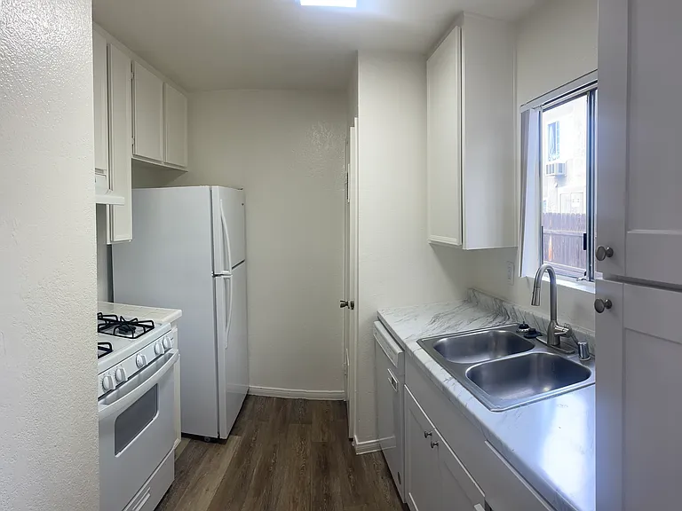 Kitchen: Stove top/oven, Fridge, Dishwasher