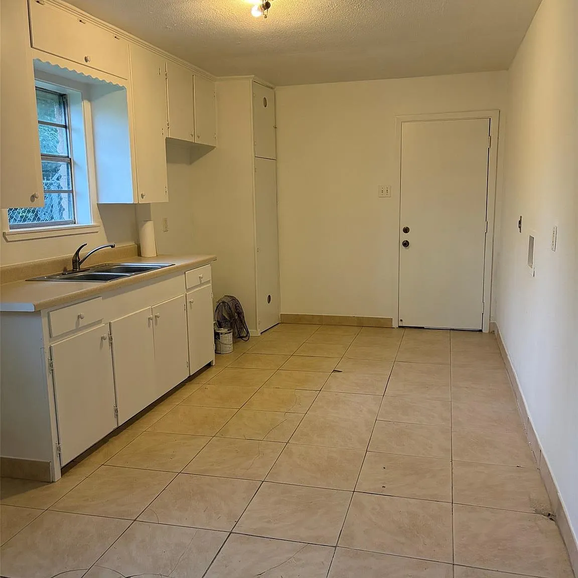 2 bed, 1.0 bath, 777 sqft, $950 — Photo 2