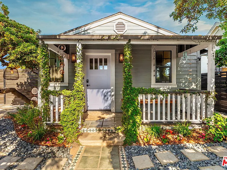 1016 Oakwood Ave — Photo 1