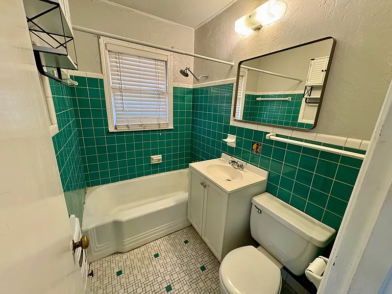 714 NW 52nd St #B — Photo 6