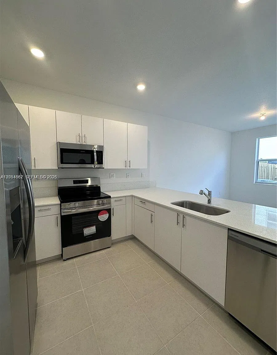 3 bed, 2.5 bath, 1393 sqft, $2,400 — Photo 1