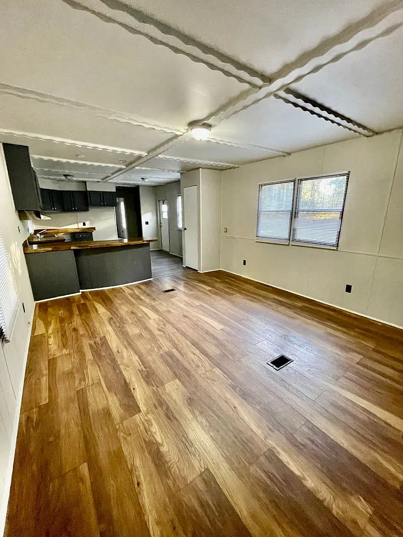 Adorable 2 bedroom 2 bath Trailer Home located in Dallas . Off Rachford Rd — Photo 4