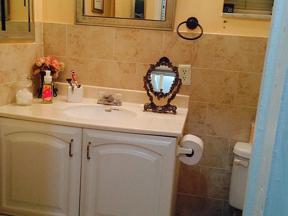5th image of 2880 NE 203rd St APT 12A