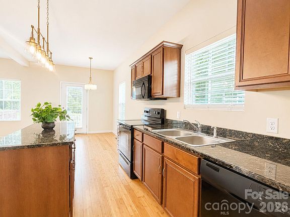 3rd image of 115 High Bluff Cir