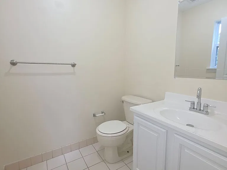 204 Barclay Ct — Photo 3
