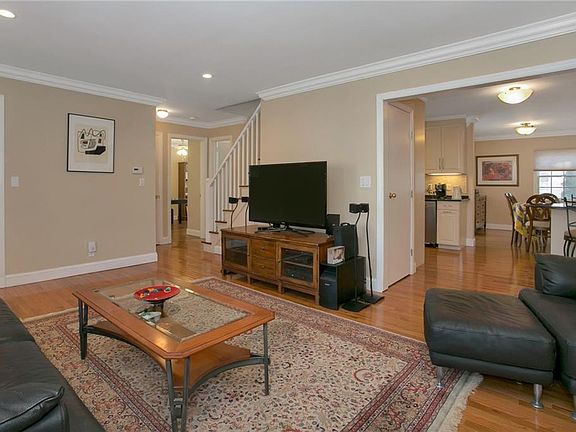 4th image of 45 Myrtle Blvd