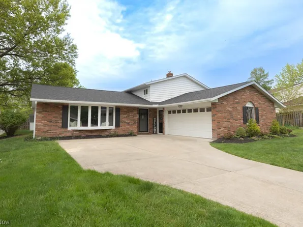 7655 Lexington Green St, Middleburg Heights, OH 44130