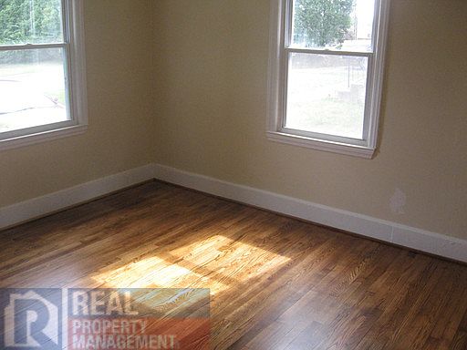 2nd image of 105 W Terrell St