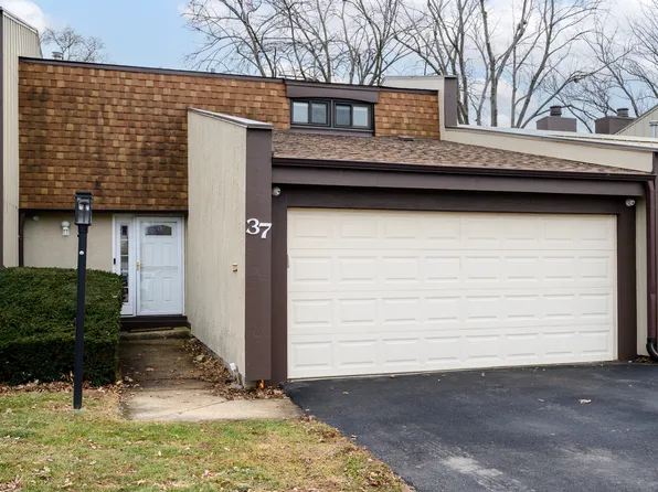 37 Briarwood Ln, Indian Head Park, IL 60525
