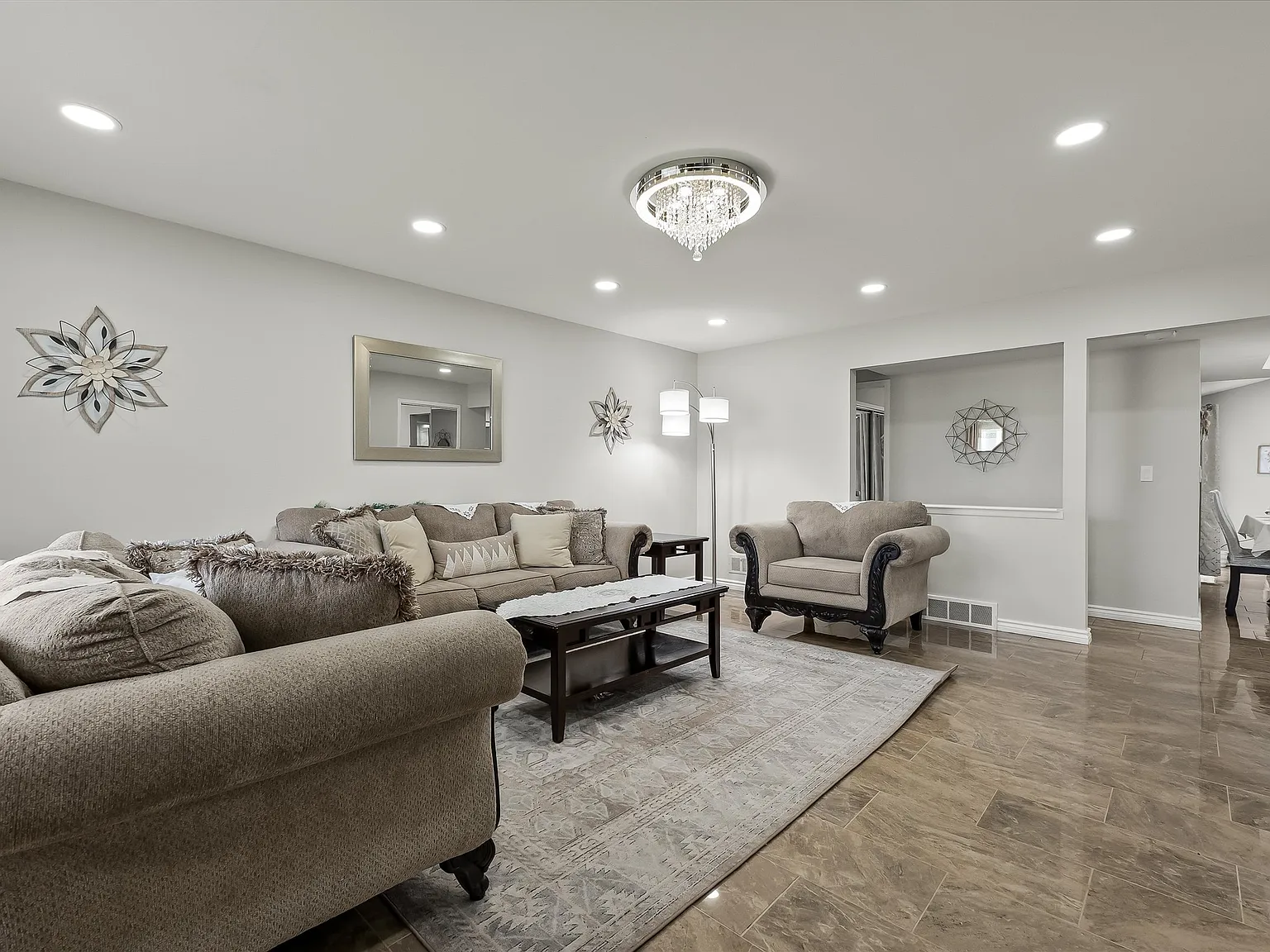 5 bed, 3000 sqft, $2,800 — Photo 3