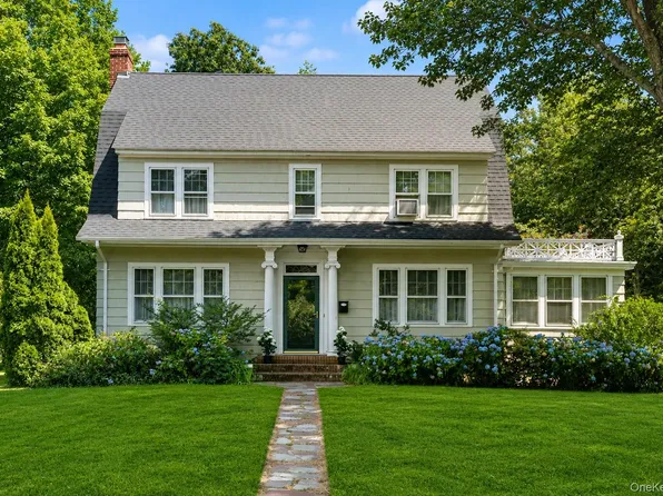 1 S Lakeview Avenue, Brightwaters, NY 11718