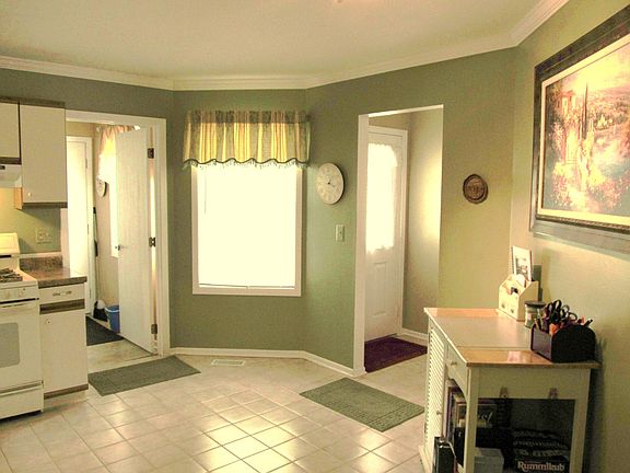 5th image of 327 Farmhill Cir