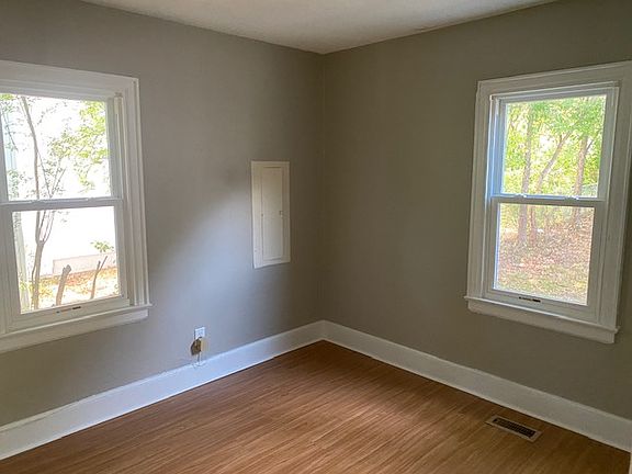 3rd image of 1402 Sunnyfield Ln